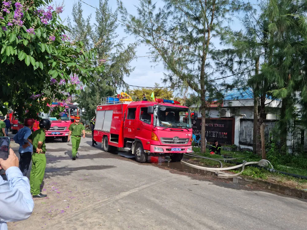 Quảng Nam: Cháy lớn tại nhà máy may mặc xuất khẩu  ảnh 2 Quảng Nam: Cháy lớn tại nhà máy may mặc xuất khẩu  ảnh 2