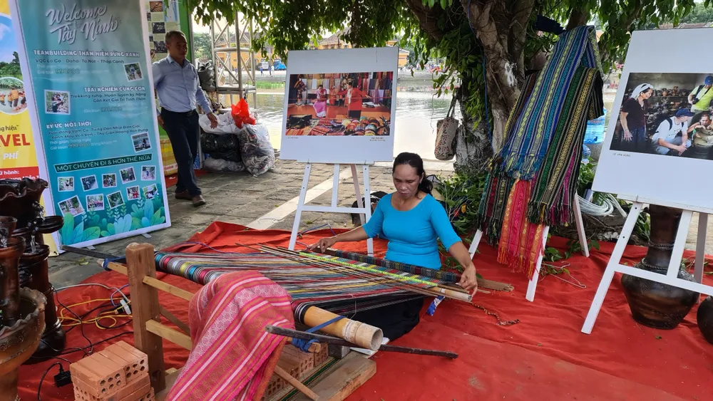 Khai mạc triển lãm “Không gian Di sản Văn hóa Việt Nam” ảnh 3