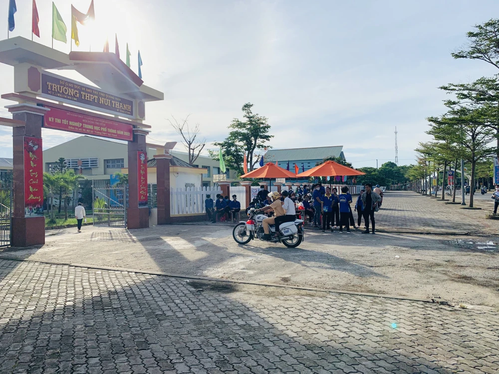 Bị thủng lốp xe trên đường đi thi, thí sinh được CSGT lái xe đặc chủng chở đến trường thi ảnh 1 Bị thủng lốp xe trên đường đi thi, thí sinh được CSGT lái xe đặc chủng chở đến trường thi ảnh 1