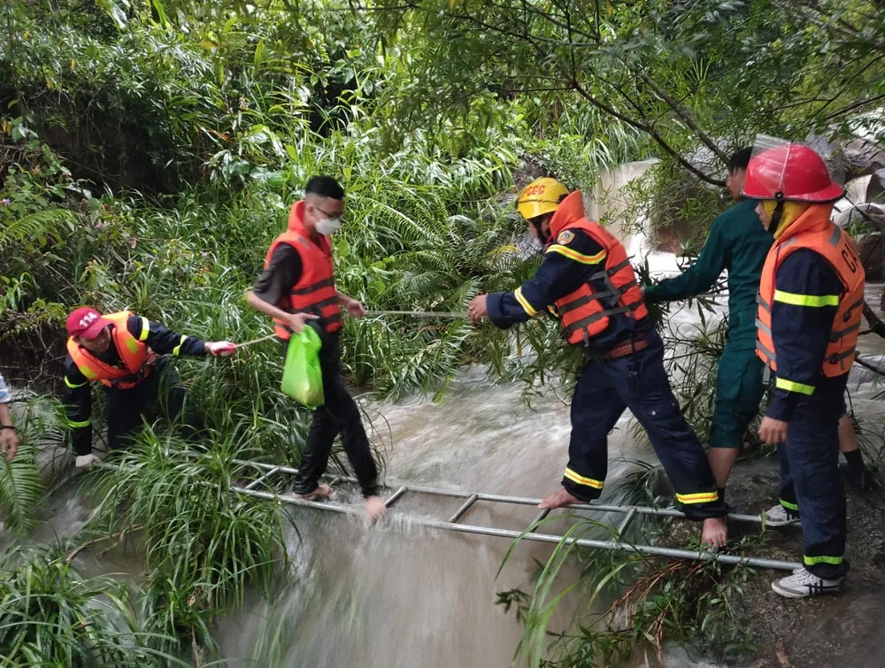 Quảng Nam: Giải cứu 23 người đi dã ngoại bị mắc kẹt do nước suối bất ngờ dâng cao  ảnh 1