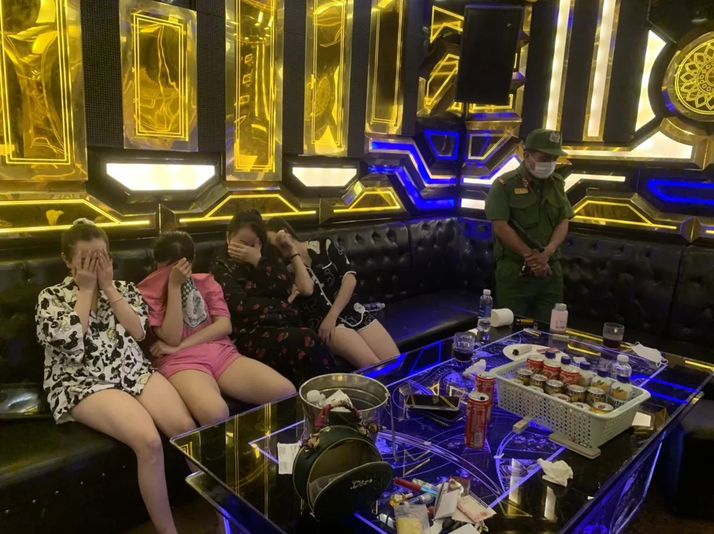 Phát hiện 8 nam nữ phê ma túy trong quán karaoke ảnh 1 Phát hiện 8 nam nữ phê ma túy trong quán karaoke ảnh 1