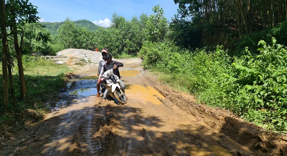 Tuyến đường đi trung tâm xã Trà Bui (huyện Bắc Trà My, tỉnh Quảng Nam) còn ngổn ngang, tiềm ẩn nguy cơ tai nạn giao thông. Ảnh: NGUYỄN CƯỜNG