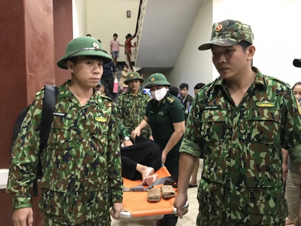 Chuyển viện cấp cứu một cụ bà bệnh trở nặng khi đang tránh trú bão ảnh 1 Chuyển viện cấp cứu một cụ bà bệnh trở nặng khi đang tránh trú bão ảnh 1