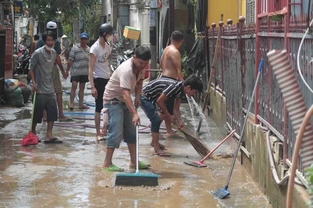 Người Hội An hối hả dọn dẹp nhà cửa, đường sá sau khi lũ rút ảnh 1