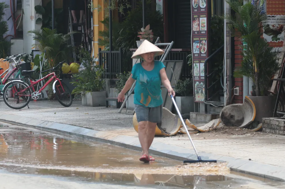 Người Hội An hối hả dọn dẹp nhà cửa, đường sá sau khi lũ rút ảnh 2