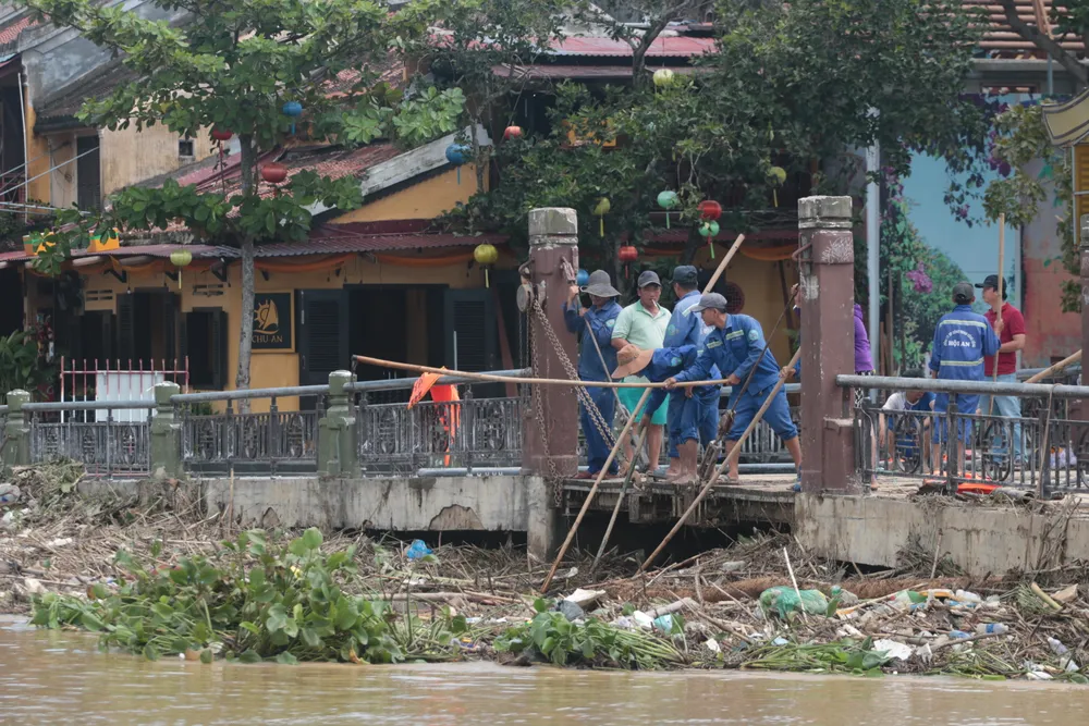 Người Hội An hối hả dọn dẹp nhà cửa, đường sá sau khi lũ rút ảnh 4