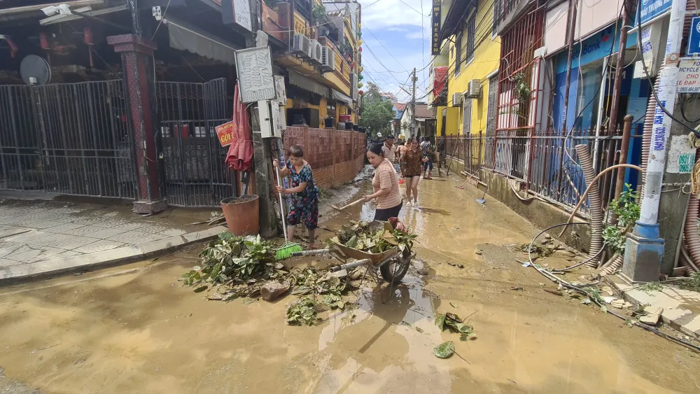 Người Hội An hối hả dọn dẹp nhà cửa, đường sá sau khi lũ rút ảnh 5