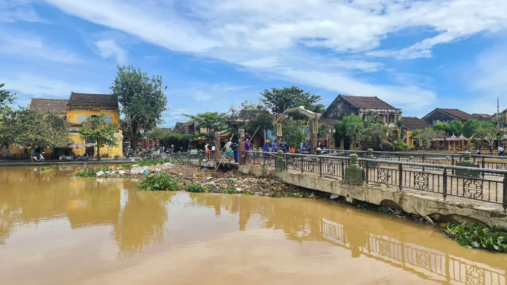 Người Hội An hối hả dọn dẹp nhà cửa, đường sá sau khi lũ rút ảnh 6