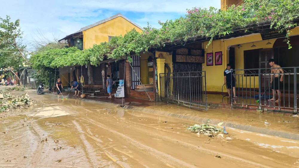 Người Hội An hối hả dọn dẹp nhà cửa, đường sá sau khi lũ rút ảnh 7