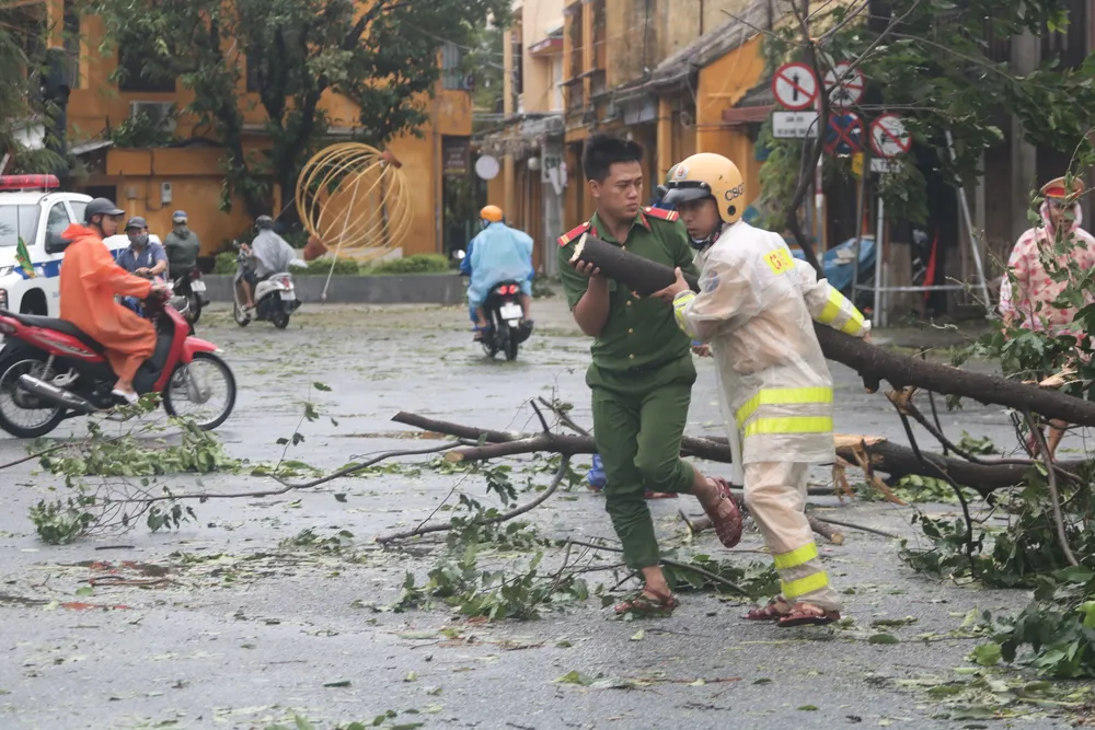Người Hội An hối hả dọn dẹp nhà cửa, đường sá sau khi lũ rút ảnh 10