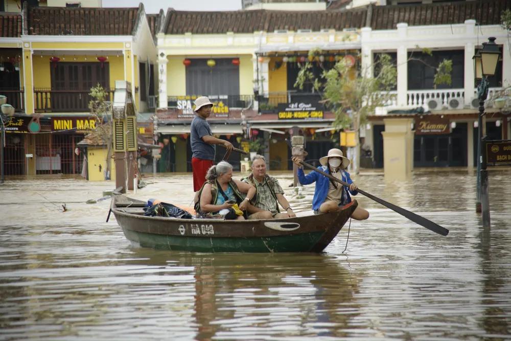 Phố cổ Hội An ngập, du khách lại thích thú ảnh 10