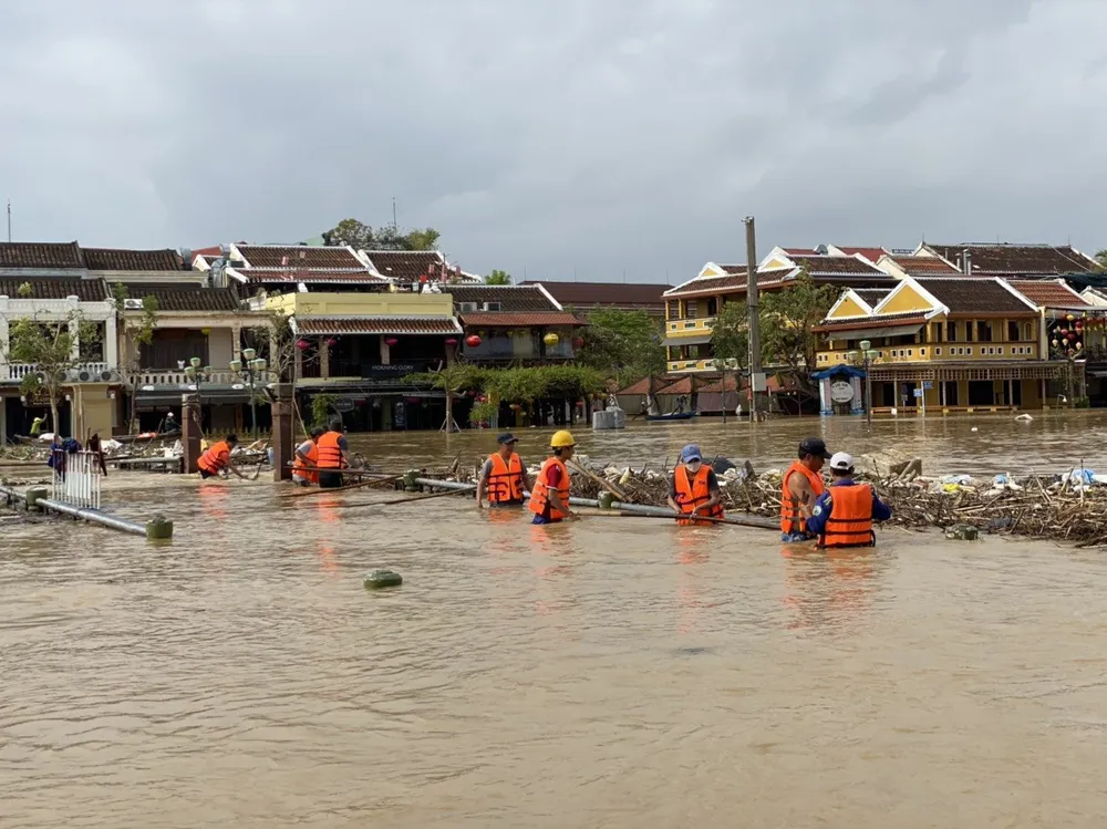 Phố cổ Hội An ngập, du khách lại thích thú ảnh 9