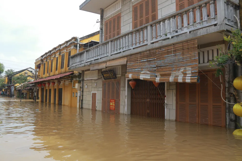 Phố cổ Hội An ngập, du khách lại thích thú ảnh 6