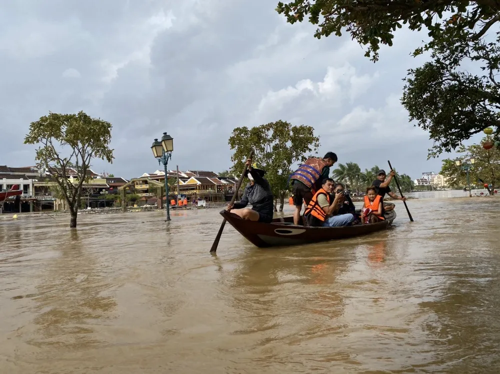 Phố cổ Hội An ngập, du khách lại thích thú ảnh 7