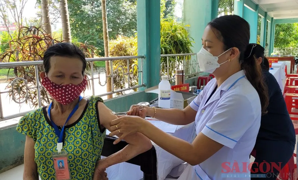 Quảng Nam đã tiêm liều vaccine cơ bản đạt 97,7%. Ảnh: NGUYỄN CƯỜNG Quảng Nam đã tiêm liều vaccine cơ bản đạt 97,7%. Ảnh: NGUYỄN CƯỜNG