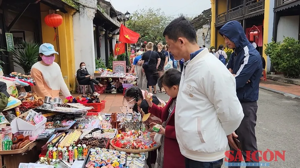 Các sản phẩm lưu niệm bán tại khu phố cổ