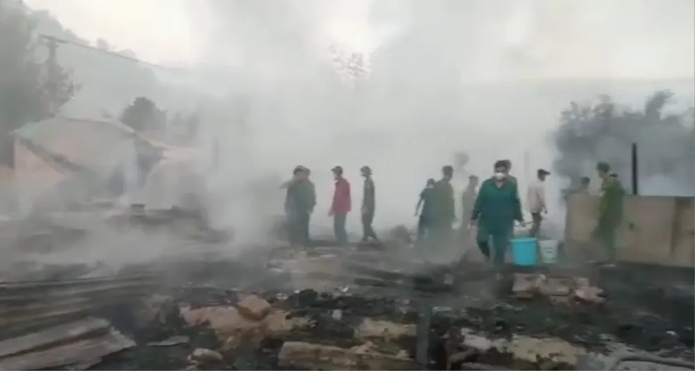 Các ngôi nhà bị cháy trụi. Ảnh chụp từ clip