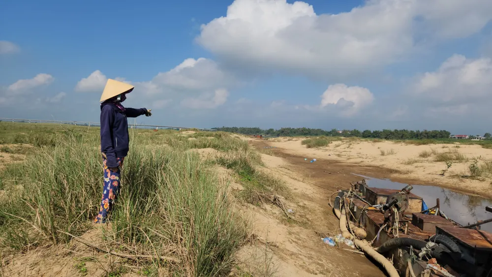Dòng kênh dẫn nước vào trạm bơm Cù Bàn khô cạn nước nhiều ngày qua. Ảnh: NGUYỄN CƯỜNG