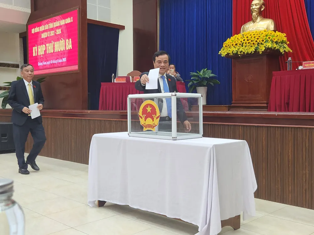 Các đại biểu tiến hành bỏ phiếu biểu quyết