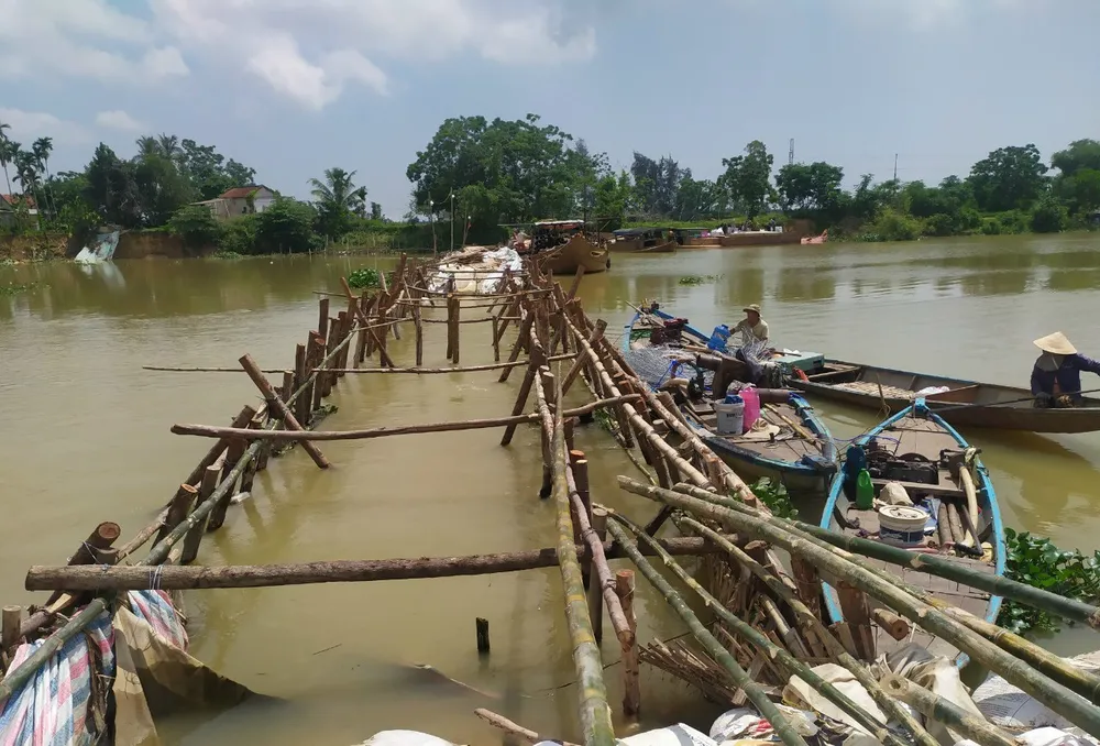 Dùng cát nạo vét sông Cổ Cò để đắp đập ngăn mặn trên sông Vĩnh Điện Dùng cát nạo vét sông Cổ Cò để đắp đập ngăn mặn trên sông Vĩnh Điện