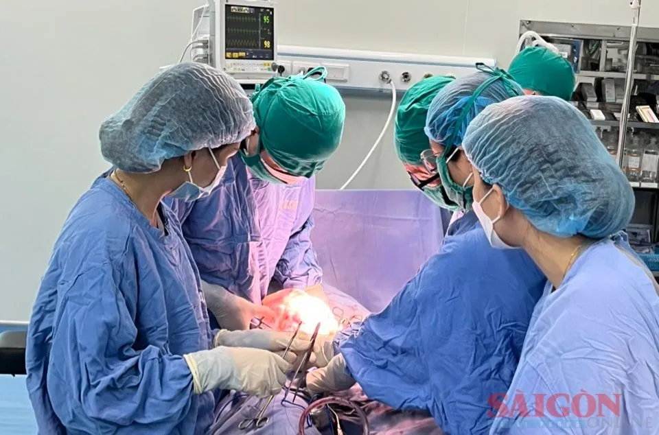 Ekip thực hiện ca mổ bóc tách khối u buồng trứng