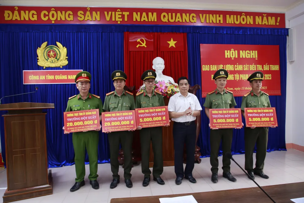 Lãnh đạo Tỉnh ủy Quảng Nam khen thưởng đột xuất các lực lượng có thành tích trong trấn áp tội phạm Lãnh đạo Tỉnh ủy Quảng Nam khen thưởng đột xuất các lực lượng có thành tích trong trấn áp tội phạm