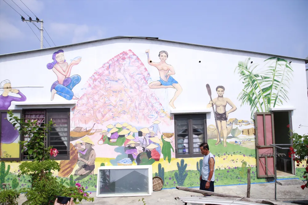 Bức bích họa mô tả người dân làng chài mà người dân cho là không phù hợp