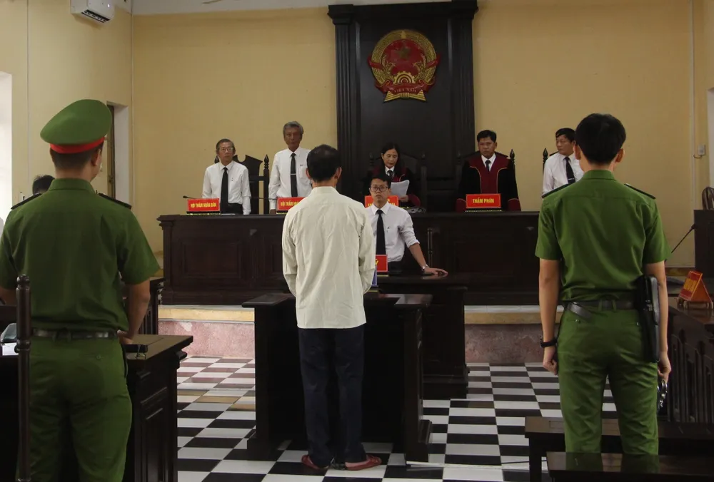 Phiên tòa xét xử bị cáo Dũng Phiên tòa xét xử bị cáo Dũng