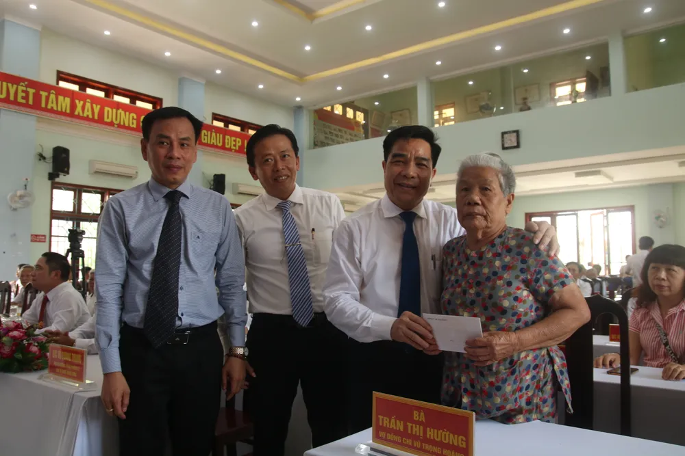 Lãnh đạo Tỉnh ủy Quảng Nam tặng quà cho vợ đồng chí Vũ Trọng Hoàng. Ảnh: NGUYỄN CƯỜNG