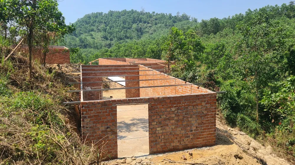 Hàng loạt ngôi nhà mới xây dựng trong khu vực đã được quy hoạch dự án để chờ đền bù Hàng loạt ngôi nhà mới xây dựng trong khu vực đã được quy hoạch dự án để chờ đền bù