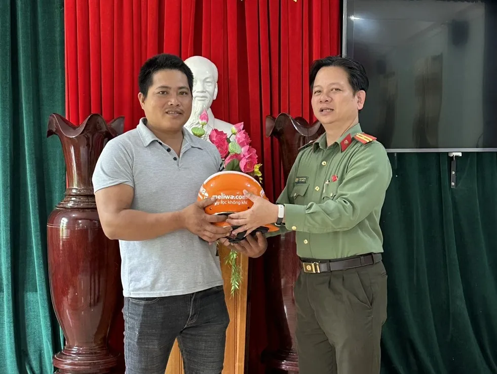 Công an huyện Nam Giang thăm và tặng quà động viên anh Lê Văn Hội Công an huyện Nam Giang thăm và tặng quà động viên anh Lê Văn Hội