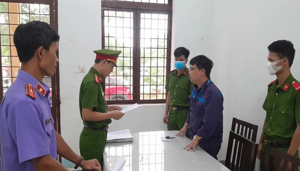 Lực lượng công an đọc quyết định bắt đối tượng Phan Minh Phương Lực lượng công an đọc quyết định bắt đối tượng Phan Minh Phương