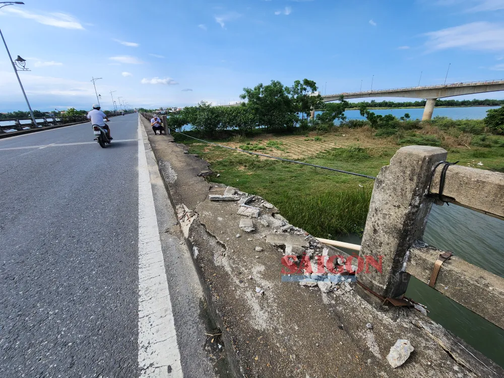 Một đoạn lan can dài khoảng 10m bị đứt gãy gây nguy hiểm cho người đi đường. Ảnh: NGUYỄN CƯỜNG Một đoạn lan can dài khoảng 10m bị đứt gãy gây nguy hiểm cho người đi đường. Ảnh: NGUYỄN CƯỜNG