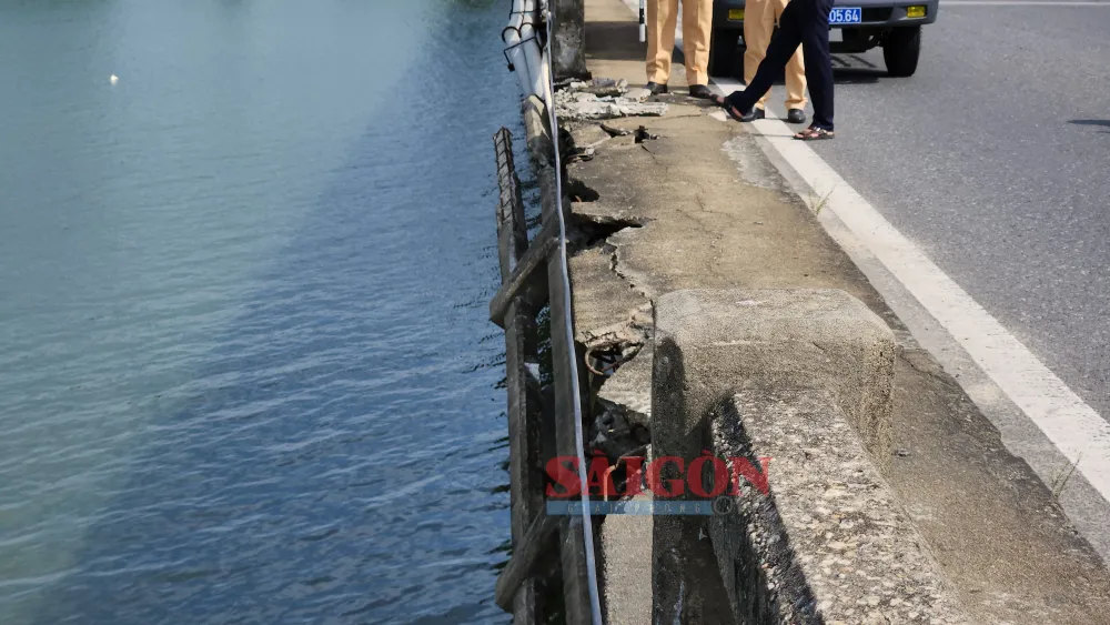 Thời gian qua, nhiều phương tiện di chuyển trên cầu Câu Lâu cũ do cầu mới sửa chữa nên có thể đây là nguyên nhân hư hỏng. Ảnh: NGUYỄN CƯỜNG Thời gian qua, nhiều phương tiện di chuyển trên cầu Câu Lâu cũ do cầu mới sửa chữa nên có thể đây là nguyên nhân hư hỏng. Ảnh: NGUYỄN CƯỜNG