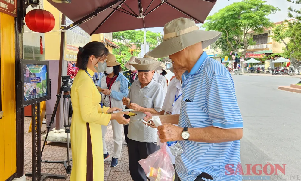 Nhân viên hướng dẫn các du khách về bản đồ du lịch tại quầy bán vé trước khi vào phố cổ. Ảnh: NGUYỄN CƯỜNG Nhân viên hướng dẫn các du khách về bản đồ du lịch tại quầy bán vé trước khi vào phố cổ. Ảnh: NGUYỄN CƯỜNG