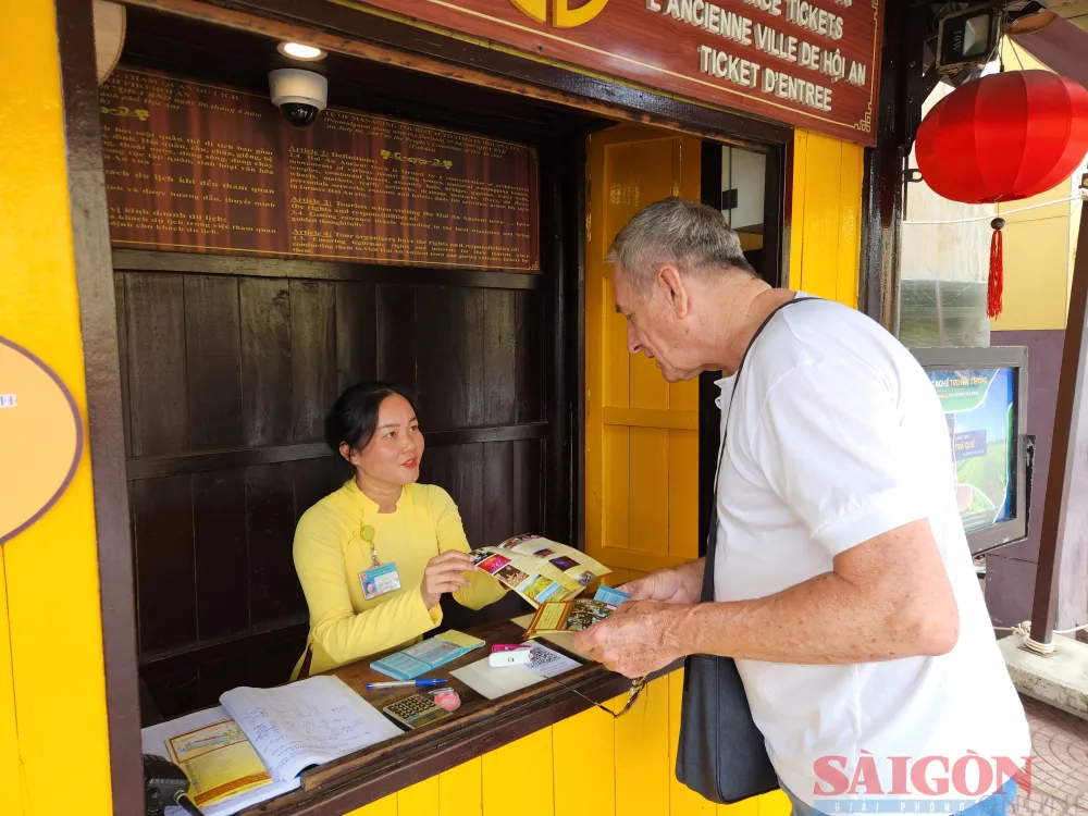 Ông Harry được nhân viên hướng dẫn cả điểm du lịch mà mua vé có thể tham quan. Ảnh: NGUYỄN CƯỜNG Ông Harry được nhân viên hướng dẫn cả điểm du lịch mà mua vé có thể tham quan. Ảnh: NGUYỄN CƯỜNG