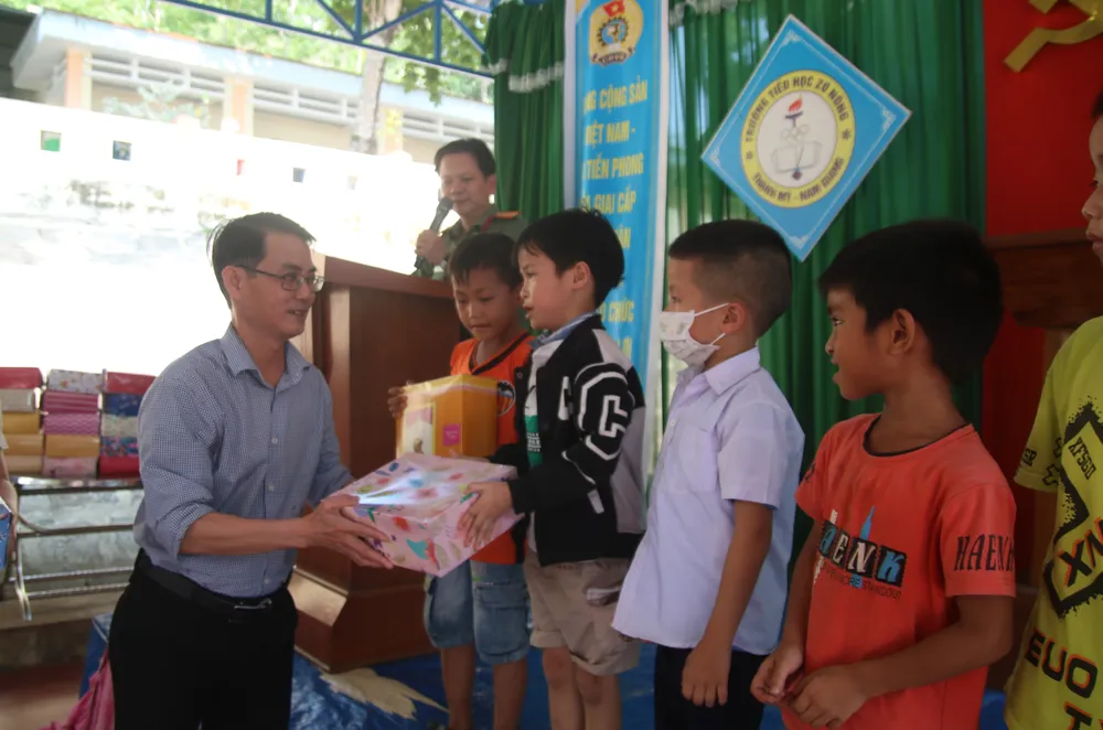 Nhà báo Nguyễn Hùng, Trưởng đại diện Báo SGGP tại miền Trung tặng quà các em học sinh Trường Tiểu học Zơ Nông