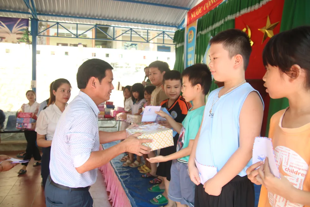 Mỗi suất quà tặng các em học sinh gồm: tập vở, dụng cụ học tập, sữa và 100.000 đồng