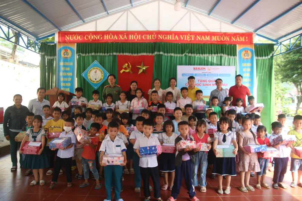 Các phần quà được VPĐD Báo SGGP tại miền Trung vận động đã trao tặng các em học sinh có hoàn cảnh khó khăn của Trường Tiểu học Zơ Nông (huyện Nam Giang, tỉnh Quảng Nam)
