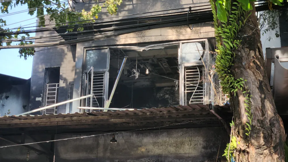 Do căn nhà bị cháy kinh doanh văn phòng phẩm nên ngọn lửa bùng phát rất nhanh Do căn nhà bị cháy kinh doanh văn phòng phẩm nên ngọn lửa bùng phát rất nhanh