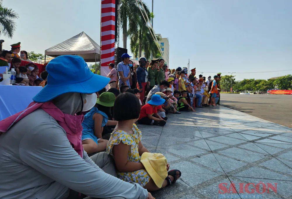Đông đảo người dân tỉnh Quảng Nam đến xem màn trình diễn của lực lượng công an. Ảnh: NGUYỄN CƯỜNG