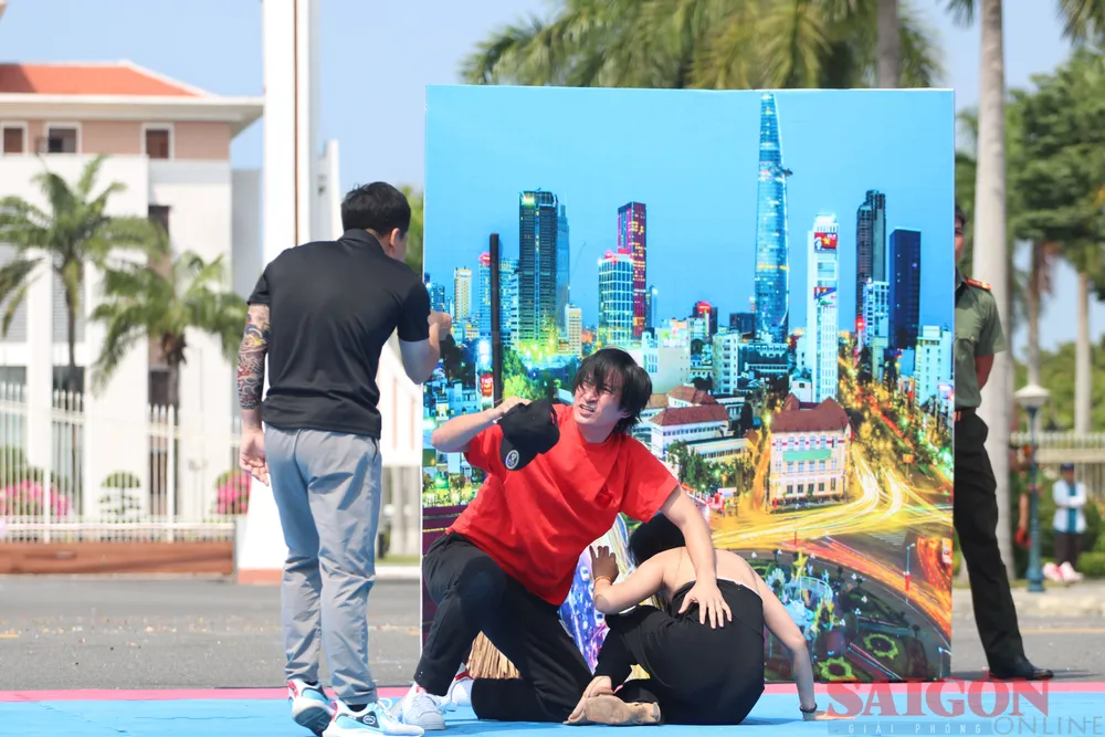 Phần thi của đội Công an TPHCM với tình huống người dân bị đe dọa bởi nhóm đối tượng cho vay tín dụng đen. Ảnh: NGUYỄN CƯỜNG