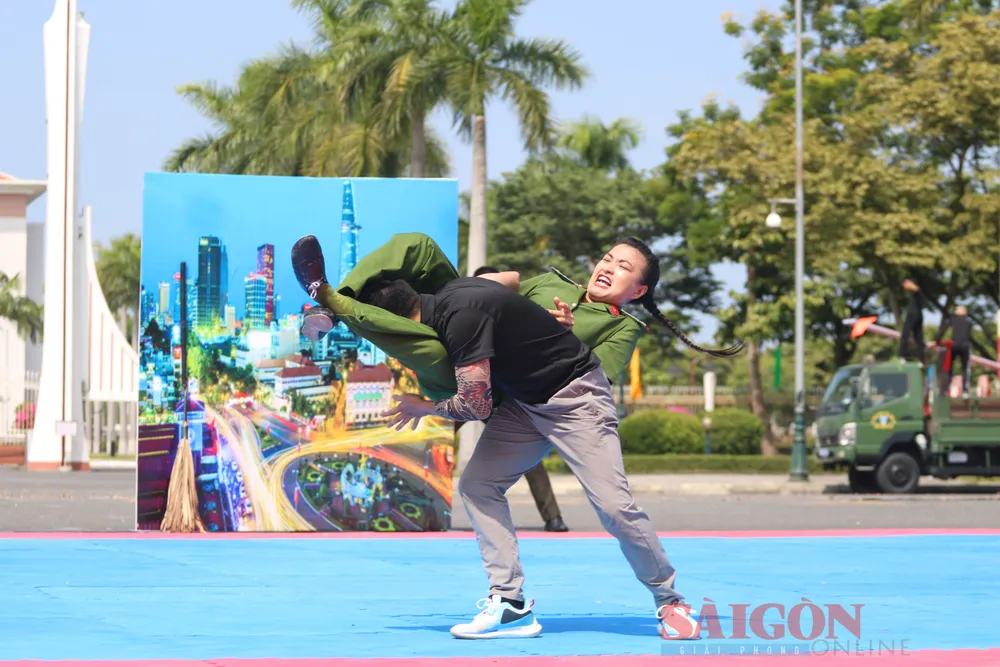 Phần thi tình huống võ thuật của đội Công an TPHCM. Ảnh: NGUYỄN CƯỜNG