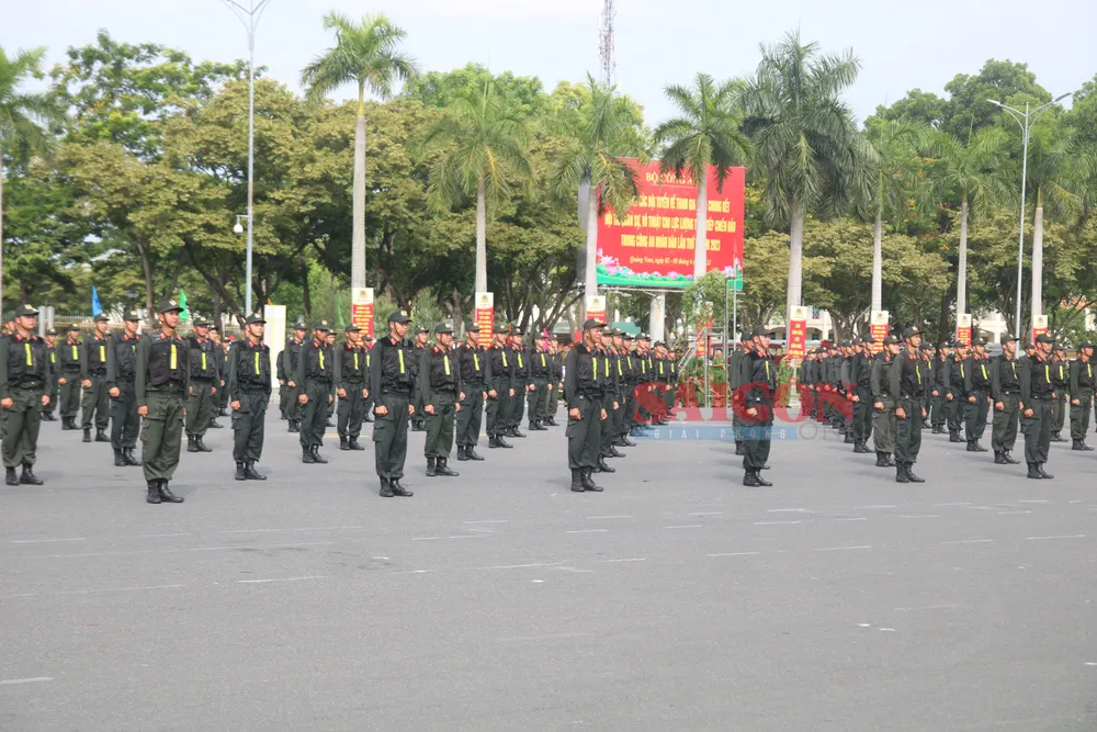250 cảnh sát cơ động tham gia màn đồng diễn võ thuật. Ảnh: NGUYỄN CƯỜNG