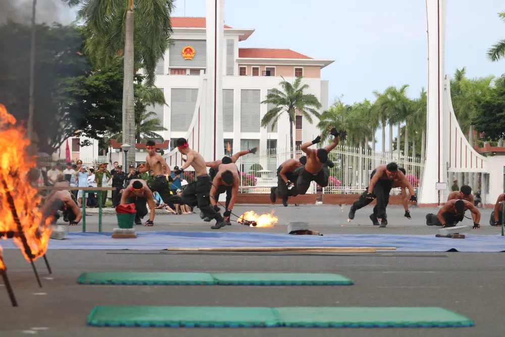 Bật qua vật cản nguy hiểm có lửa. Ảnh: NGUYỄN CƯỜNG