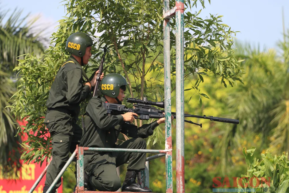 Biểu diễn súng bắn tỉa tiêu diệt đối tượng từ xa. Ảnh: NGUYỄN CƯỜNG