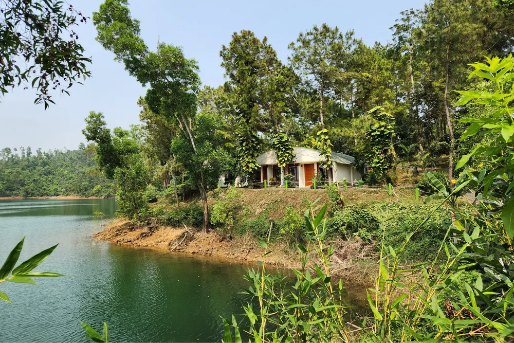 Toàn bộ nguồn nước thải phát sinh từ sinh hoạt của khu du lịch chưa được xử lý. Ảnh: NGUYỄN CƯỜNG