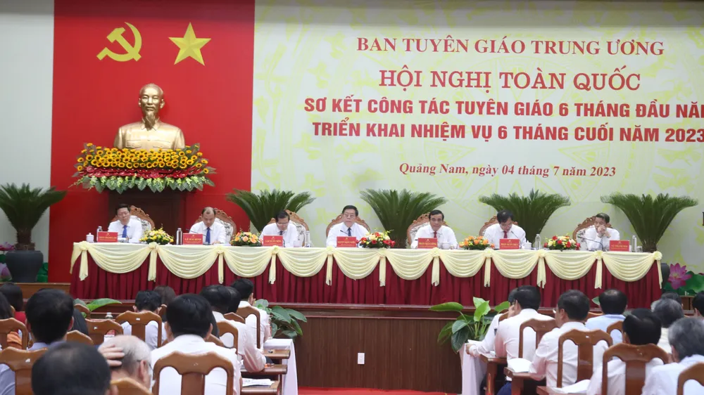 Các đồng chí lãnh đạo Ban Tuyên giáo Trung ương và Tỉnh ủy Quảng Nam chủ trì hội nghị
