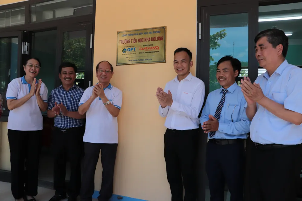 Các đại biểu bên công trình vừa được khánh thành