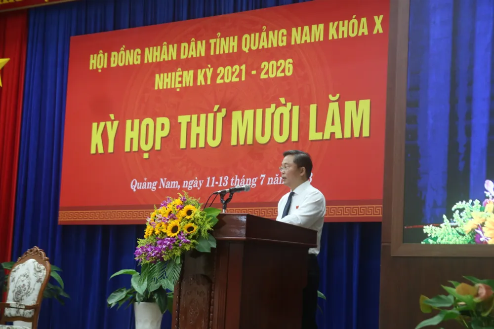 Chủ tịch UBND tỉnh Quảng Nam Lê Trí Thanh báo cáo tình hình kinh tế - xã hội 6 tháng đầu năm và bổ sung nhiệm vụ, giải pháp trọng tâm 6 tháng cuối năm. Ảnh: NGUYỄN CƯỜNG